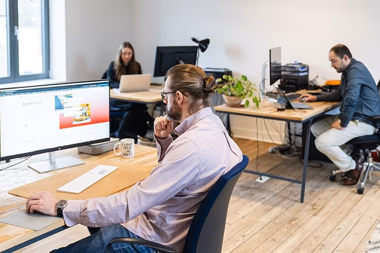 L’équipe Qreative en pleine création de projets web dans ses bureaux
