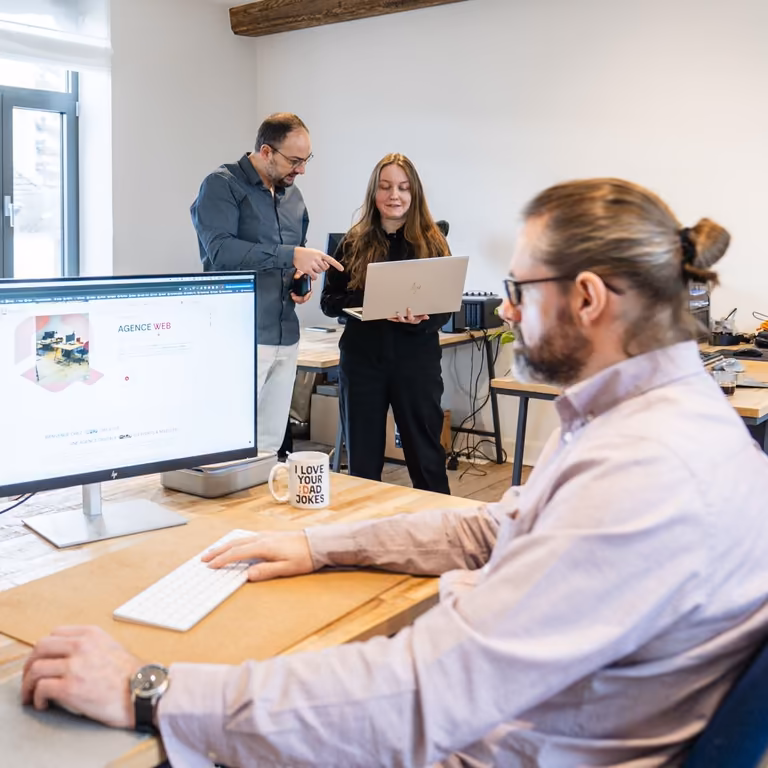 L’équipe Qreative en pleine collaboration dans ses bureaux à Nivelles