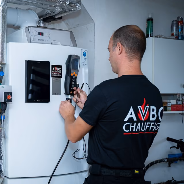 Technicien AVBC Chauffage illustrant le site web signé Qreative