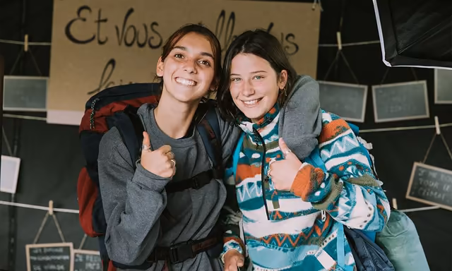 Deux jeunes prêtes à agir grâce au design Act4Planet de Qreative