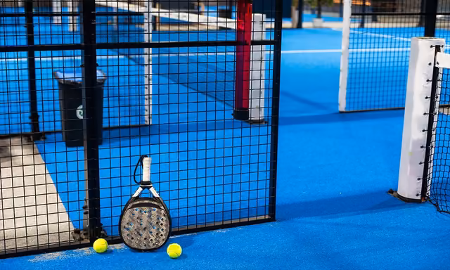 Qreative ancre Actu Padel dans le terrain, raquette et balles