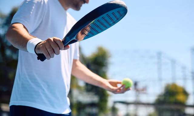 Qreative propulse Actu Padel avec un joueur prêt à servir