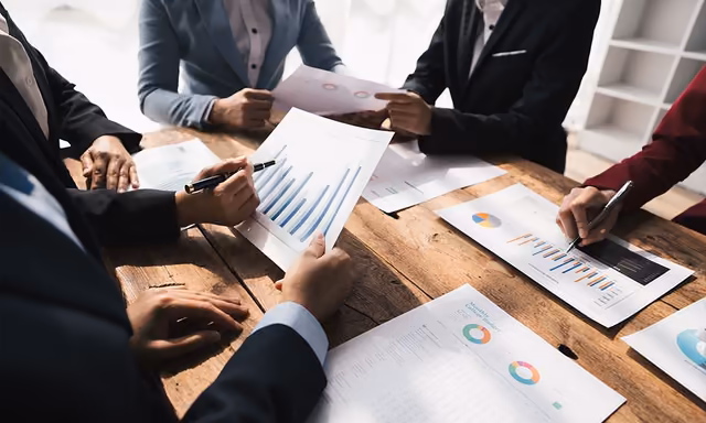 Équipe analysant des résultats suite à la refonte web par Qreative