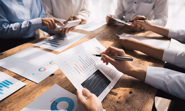 Réunion d’équipe analysant les performances du site créé par Qreative