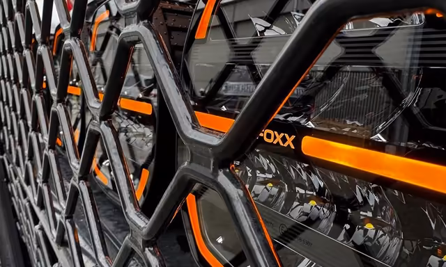 Feux LED Foxx Light sur calandre, mis en avant en ligne par Qreative