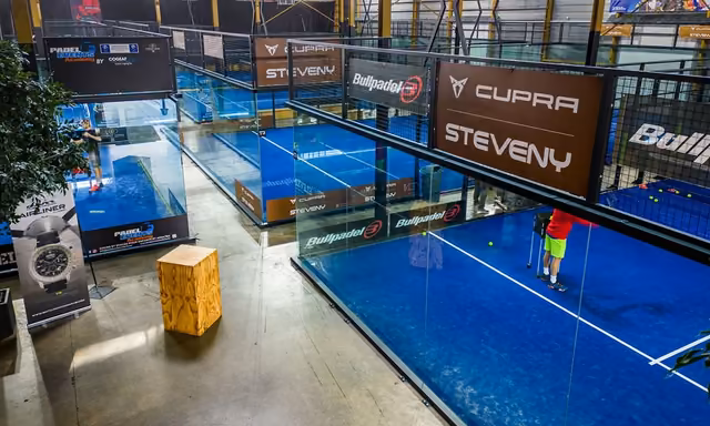 Vue immersive sur les terrains bleus du club Eleven Padel