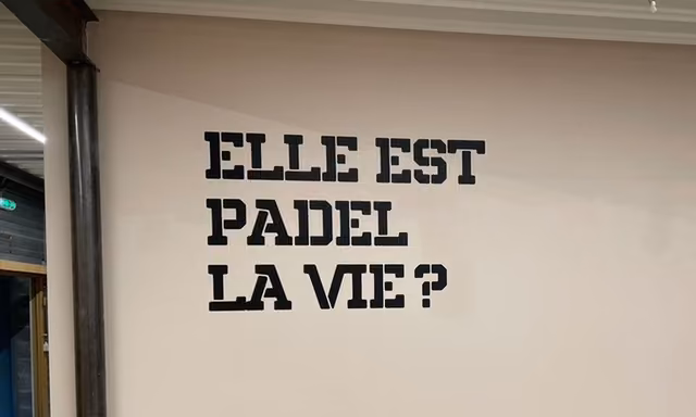 Slogan original affiché dans l’espace convivial d’Eleven Padel