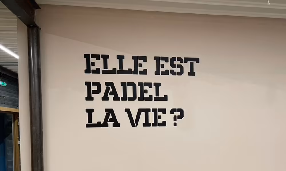 Slogan original affiché dans l’espace convivial d’Eleven Padel