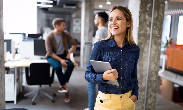 Collaboratrice de Talent Acquisition Academy lors d'un reportage photo