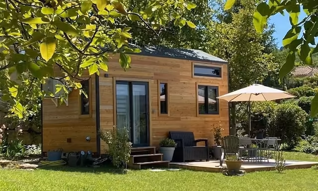 Vue extérieure d'une Tiny House avec jardin et terrasse