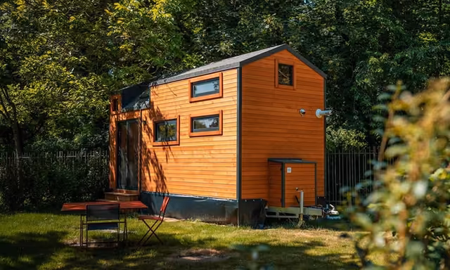 Exterieur d'une Tiny House avec terrasse et jardin