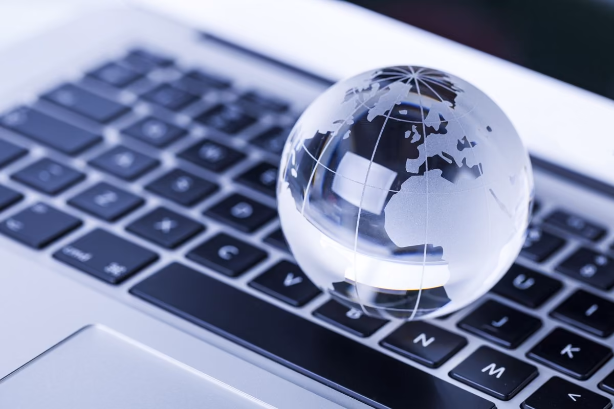 Globe sur clavier, symbole d’un web accessible selon Qreative