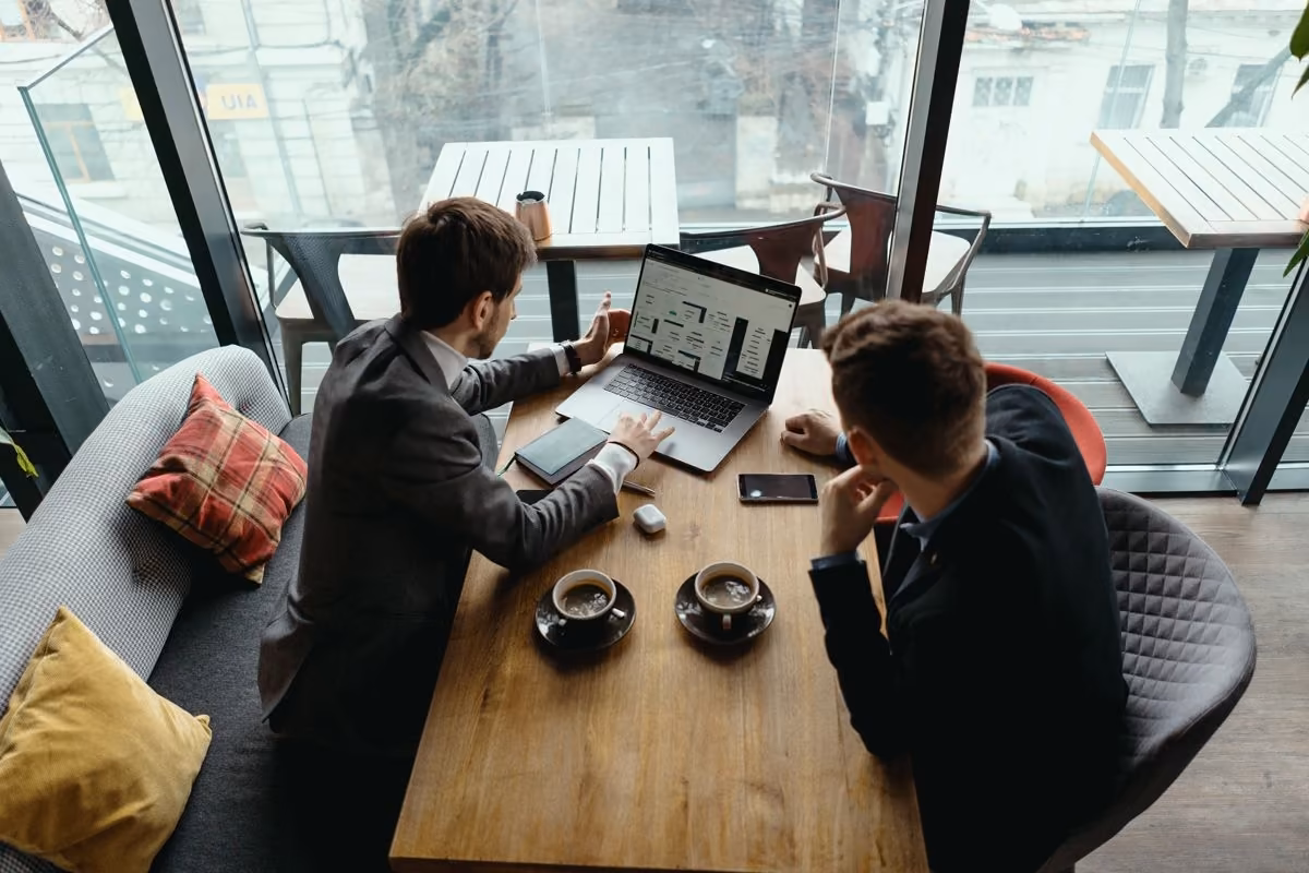 Deux professionnels challengent un projet digital conçu par Qreative