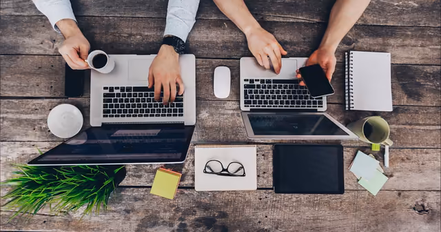Two people working on a web project with the Qreative approach
