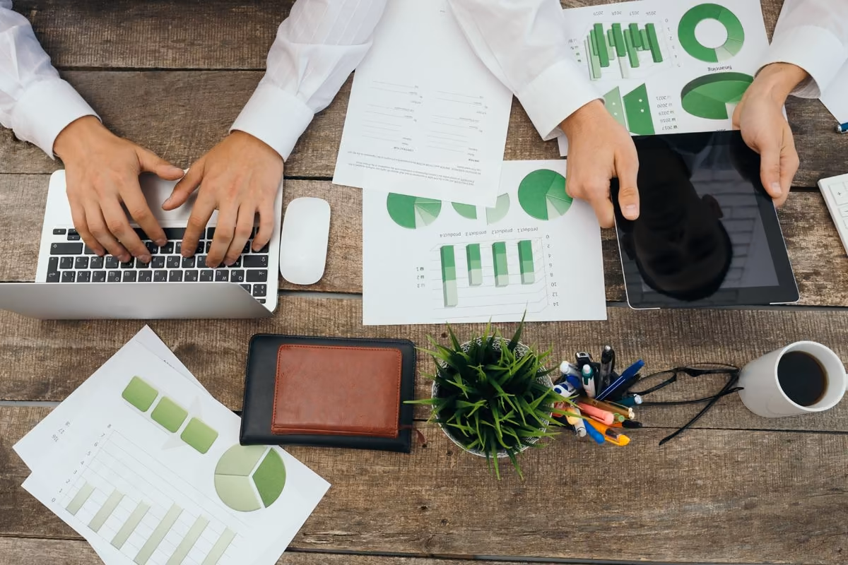 SEO and web data analysis during a Qreative team meeting
