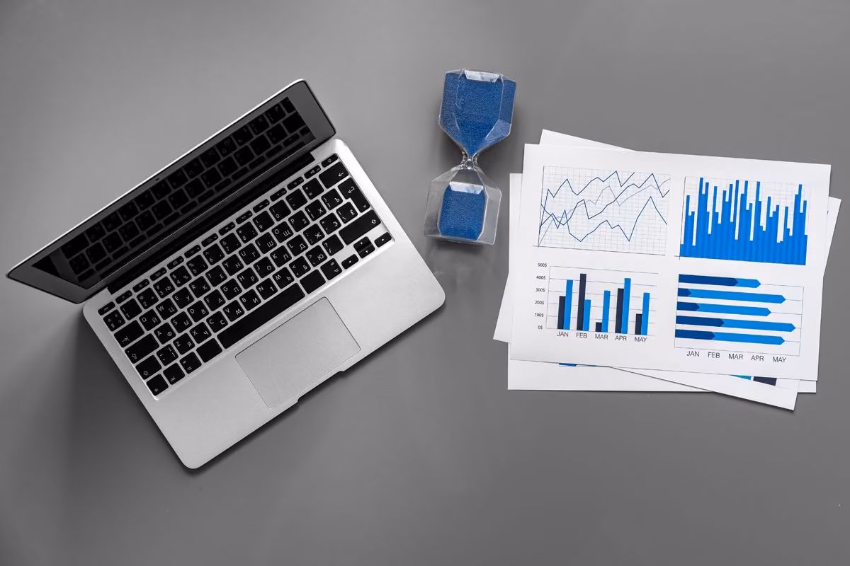 Laptop, charts and timer: performance tracking at Qreative