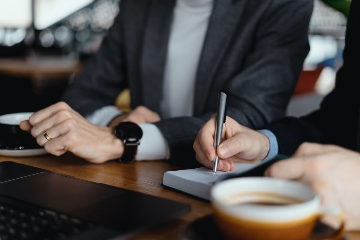 Discussion and note-taking during a Qreative strategy meeting