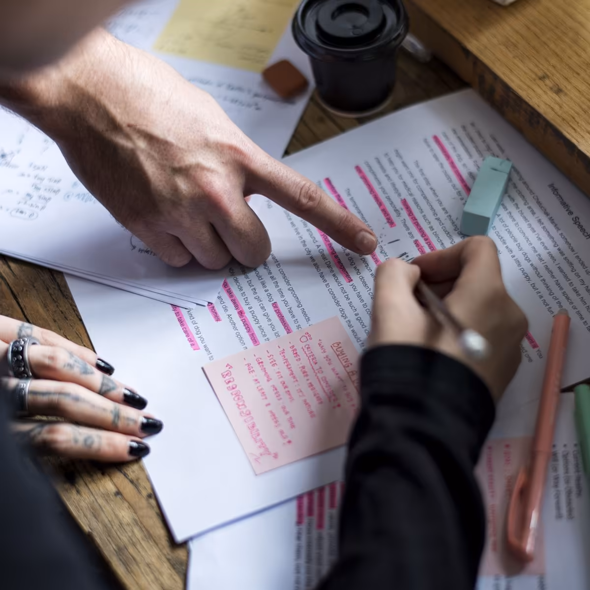 Révision d’un texte avec annotations et relectures menées par Qreative