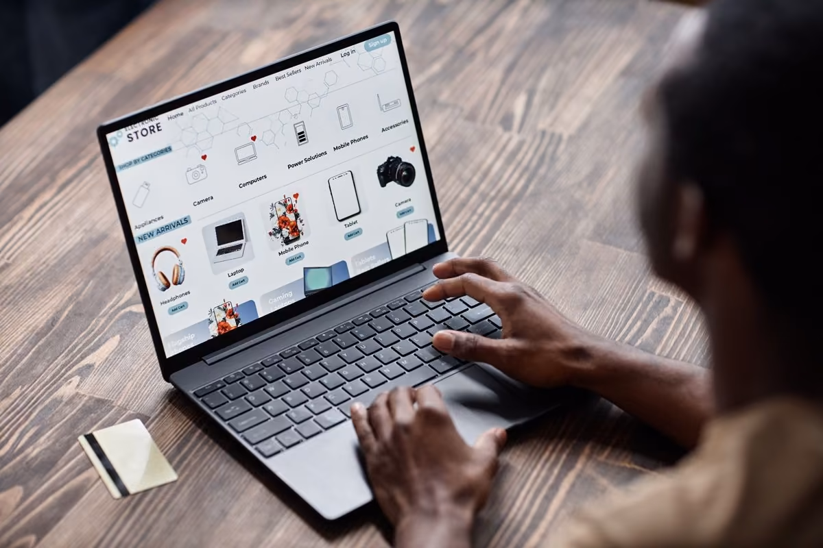 Un client parcourt une boutique en ligne dans le guide Qreative
