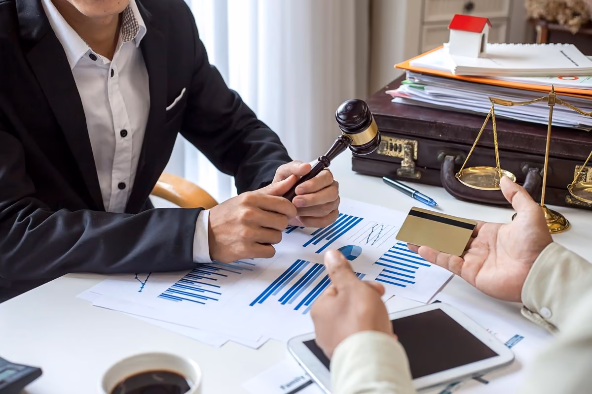 Marteau, balance et carte bancaire pour parler de droit avec Qreative