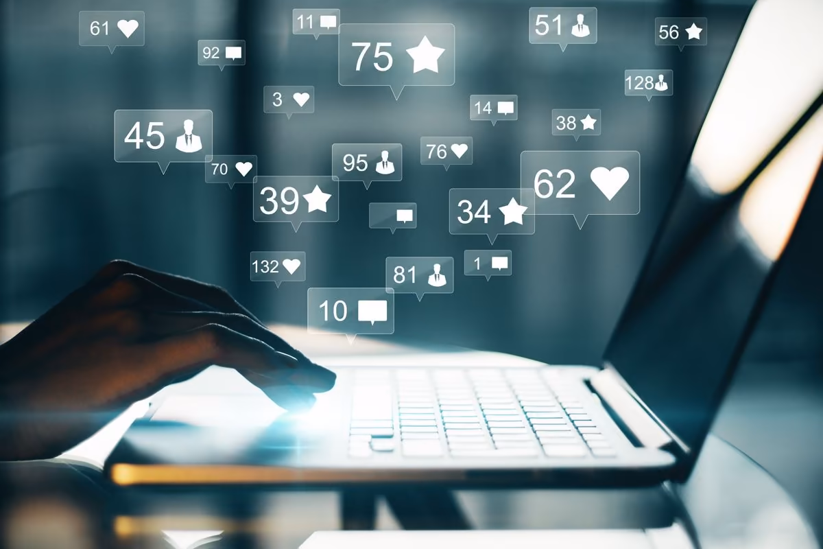Des réactions sociales flottent au-dessus d’un PC, l’univers Qreative