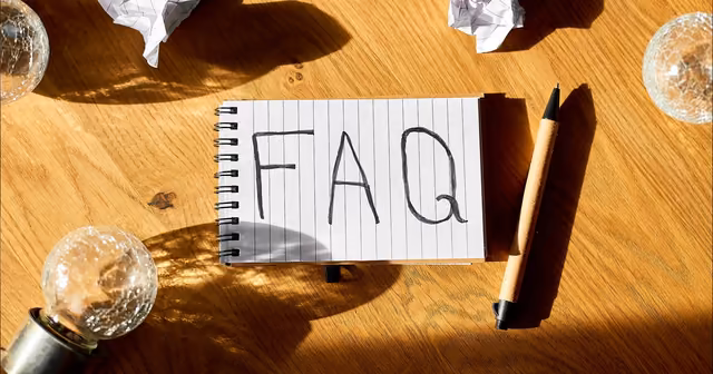 Carnet FAQ manuscrit pour structurer les réponses Qreative
