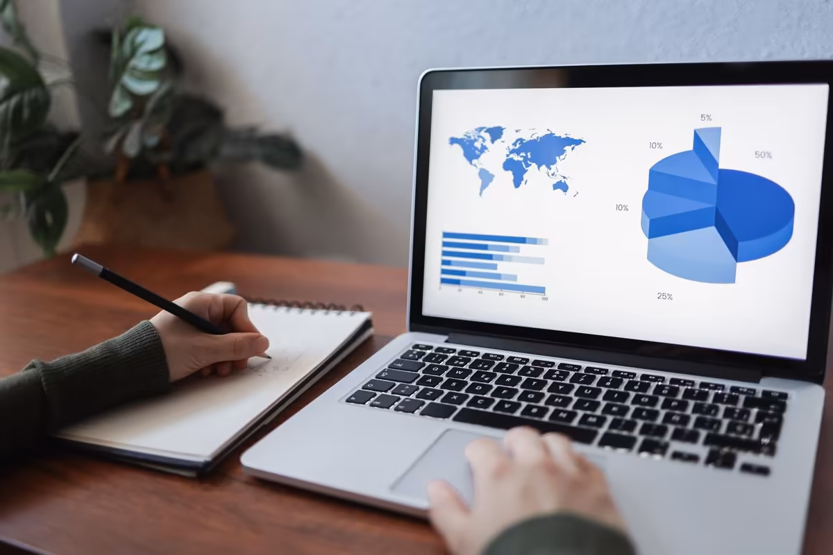 Analyse de données Google sur laptop, revue pour la stratégie locale 