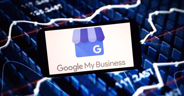 Écran affichant le logo Google My Business avec courbes de performance