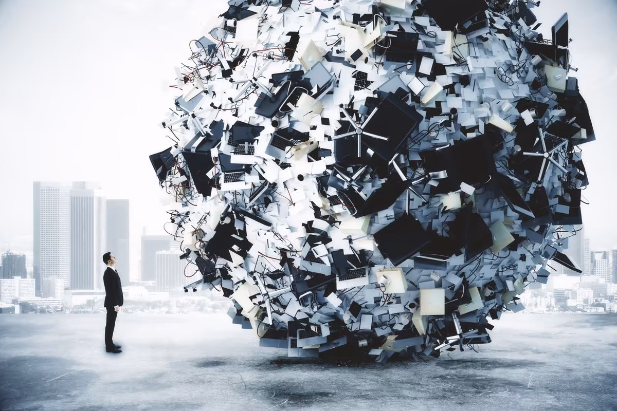 Un homme face au chaos des offres IA selon Qreative