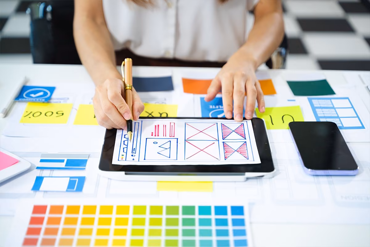 Maquette UI sur tablette avec palette de couleurs Qreative