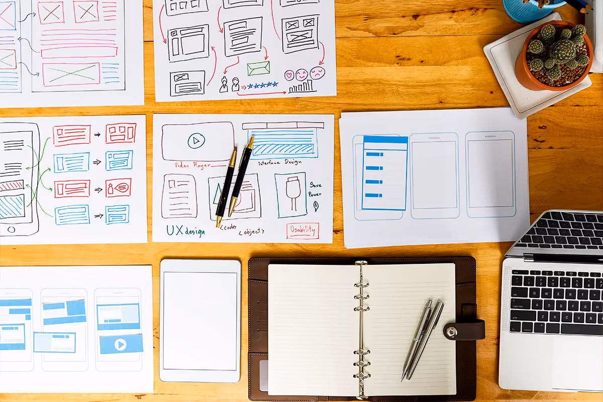 Croquis UX, maquettes mobile et carnet pour la méthode Qreative
