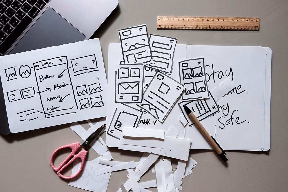 Tri de croquis web pour repérer les frictions UX chez Qreative