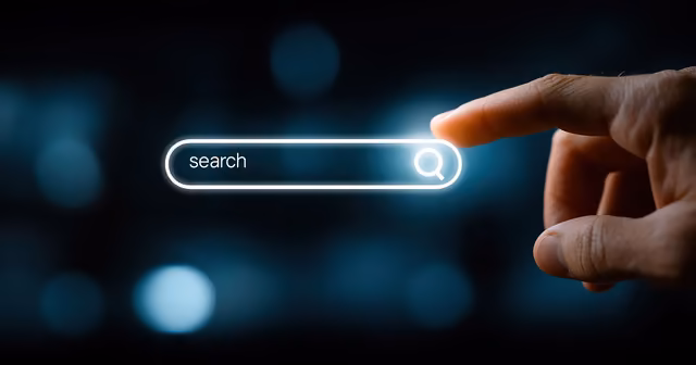 Doigt lançant une recherche numérique, comme étudiée chez Qreative