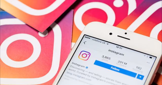Smartphone ouvert sur Instagram dans l’univers éditorial de Qreative