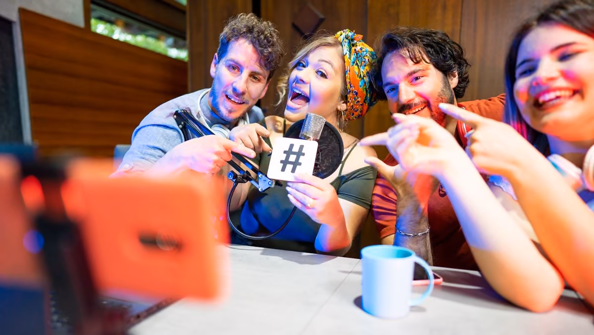 Créateurs autour d’un micro dans l’univers social media de Qreative