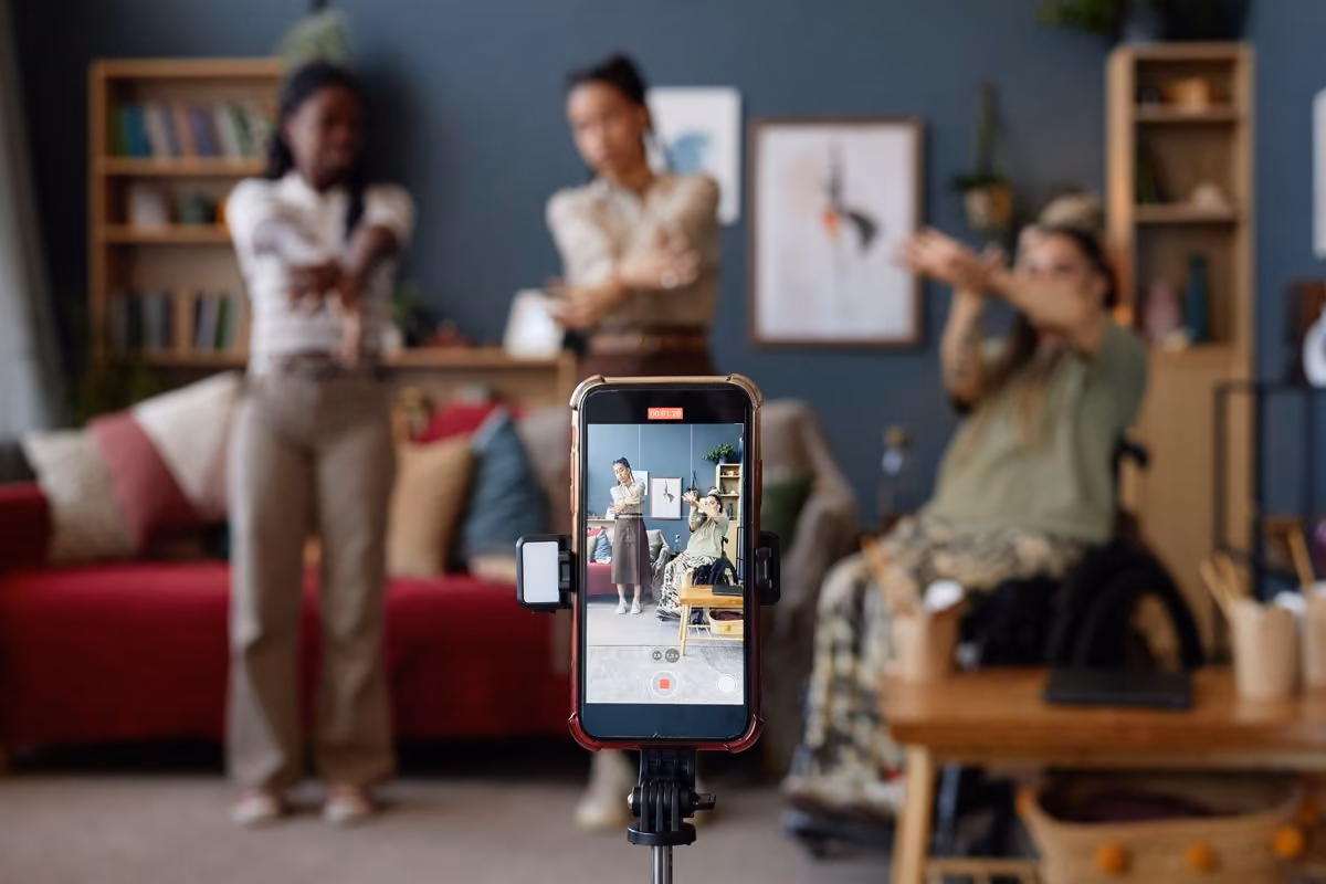 Équipe filmée au smartphone dans l’analyse Instagram de Qreative