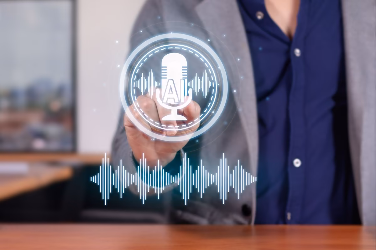 Une main active un micro IA virtuel, une évolution suivie par Qreative