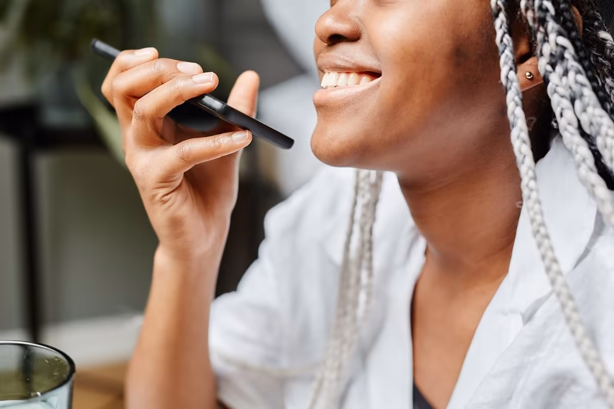 Requête vocale sur mobile pour optimiser le SEO avec l’agence Qreative