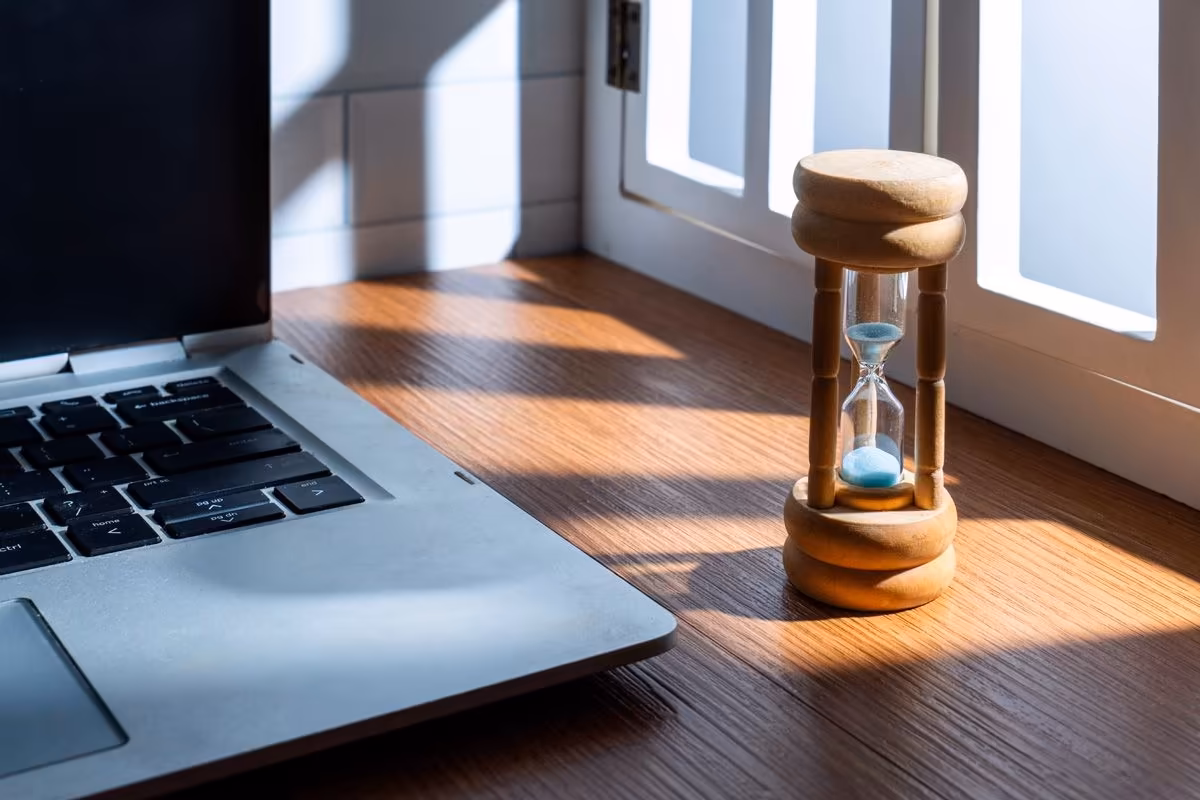 Ordinateur et sablier pour parler performance web avec Qreative
