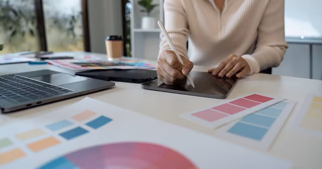 Homme travaillant sur tablette dans une réflexion menée par Qreative