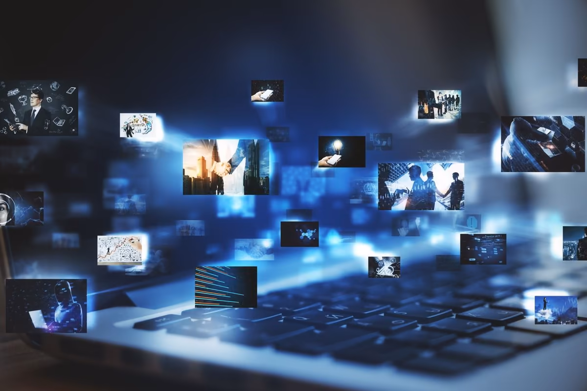 Clavier et mosaïque de contenus numériques, le web vu par Qreative