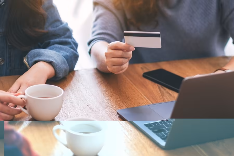 Carte bancaire utilisée sur ordinateur lors d’un projet web Qreative