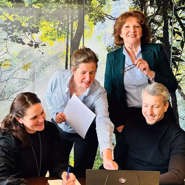 D-Network Recruitment’s team collaborating for their new website