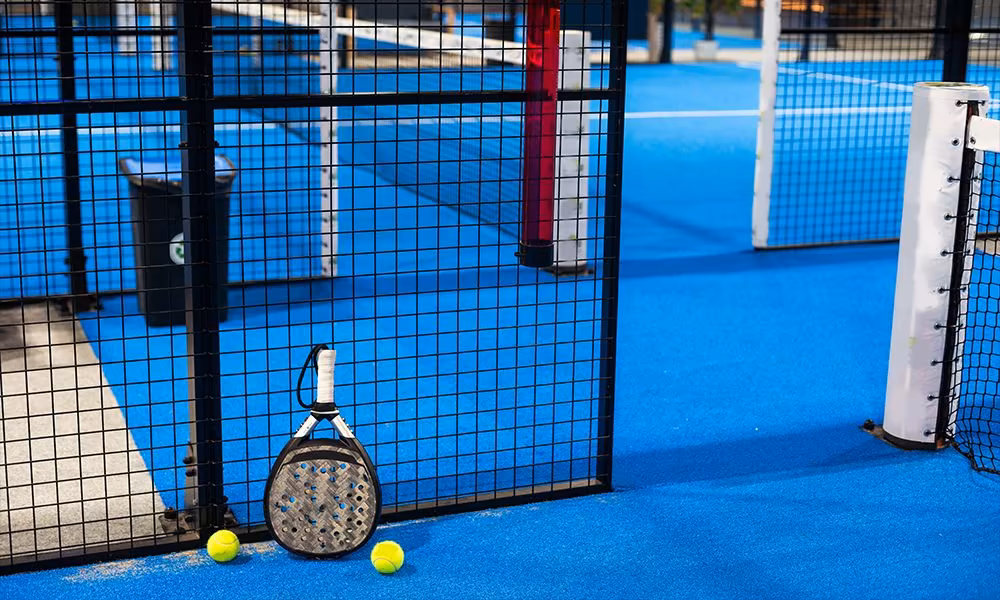 Qreative grounds Actu Padel courtside with racket and balls
