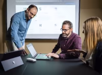  Qreative presenting a digital strategy to a client during a meeting